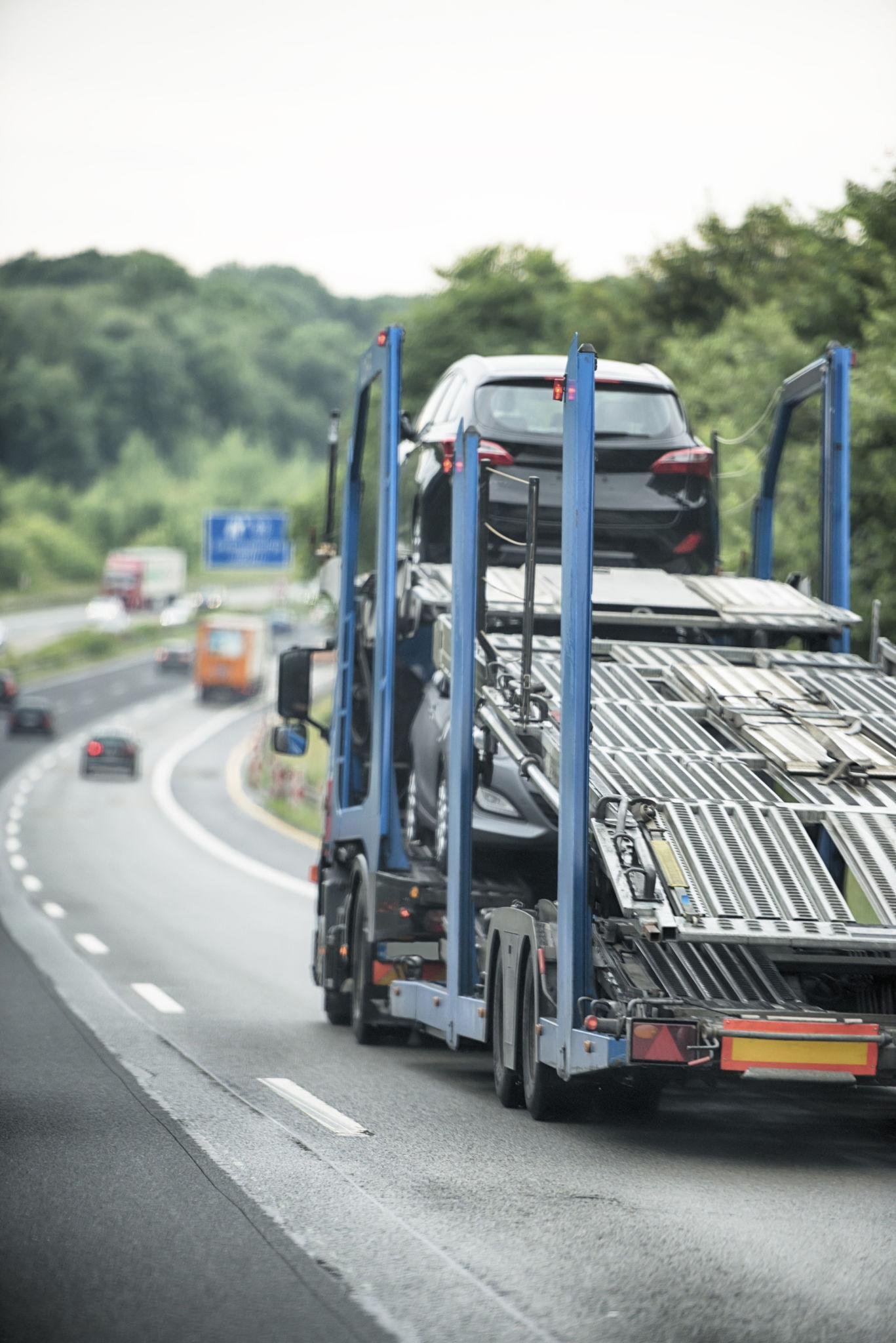 Traslado del coche importado de Alemania a España en camión